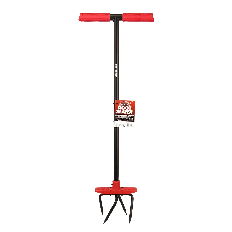 Outil de jardin pour couper racines, manche long, poignées rouges, lame robuste en métal.